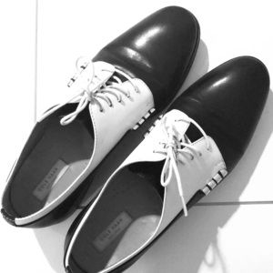 Cole Haan black/white lace up oxford size 9
